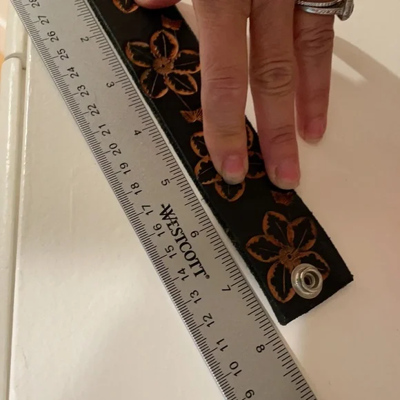 Stamped leather cuff bracelet - Picture 3 of 4